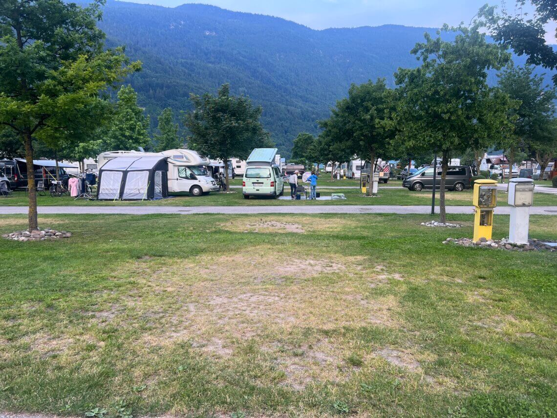 De kampeerplekken zijn vrij ruim maar hebben niet veel privacy, er is geen afscheiding per plek.