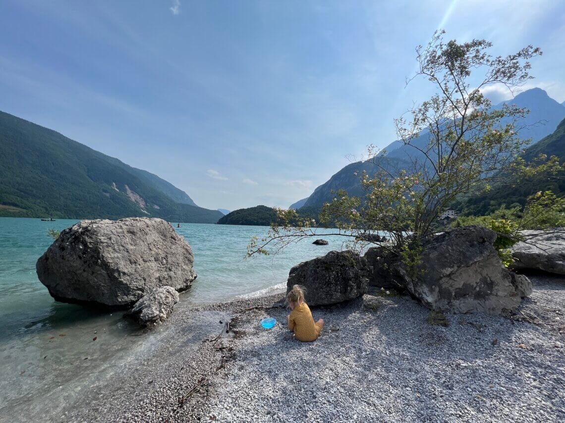 Vanaf de camping ben je dus zo bij dit kiezelstrand.