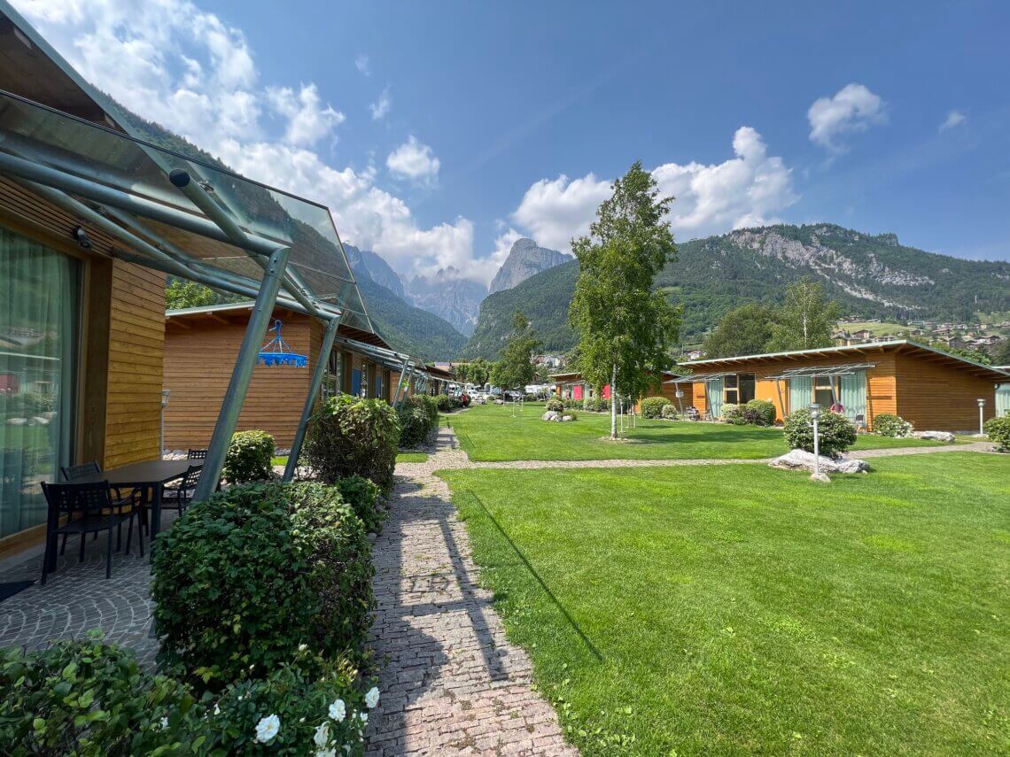 De bungalows van camping Spiaggio Lago di Molveno zien er zowel van binnen als buiten er heel verzorgd uit.