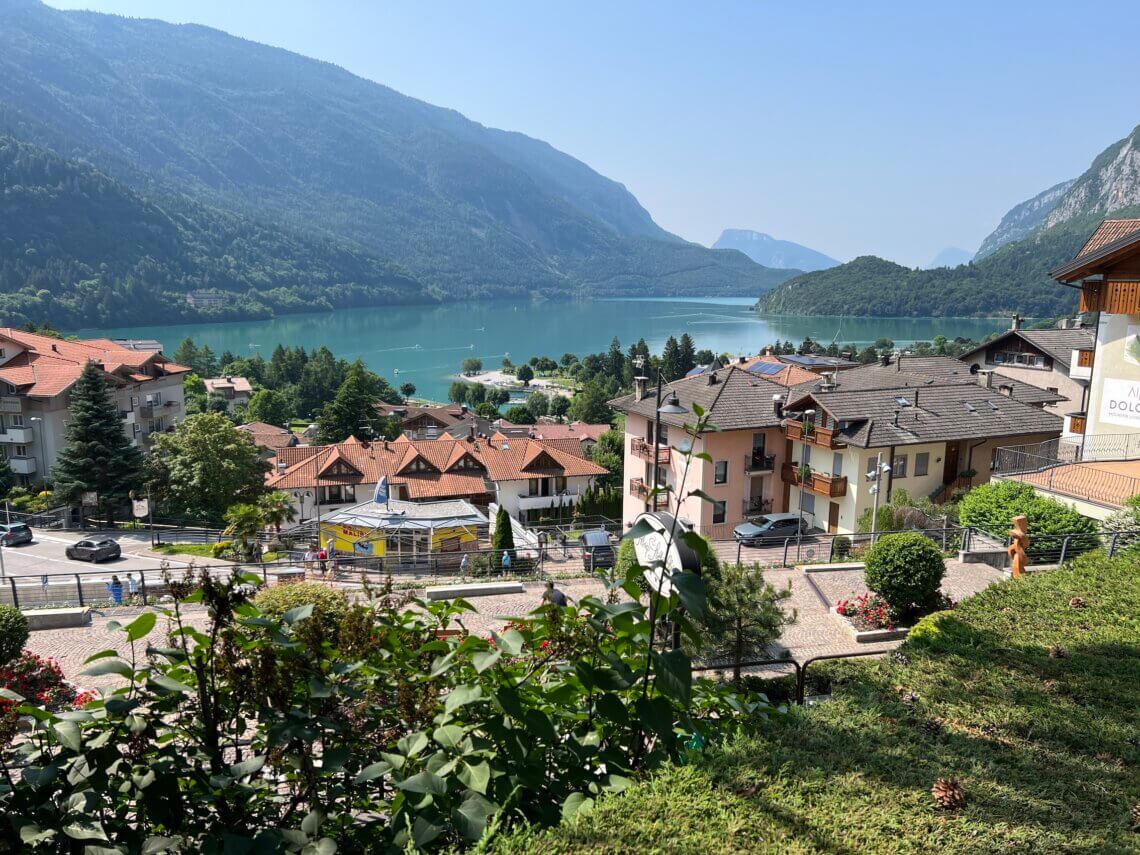 Molveno is een mooi stadje tussen de bergen en aan het meer van Molveno.