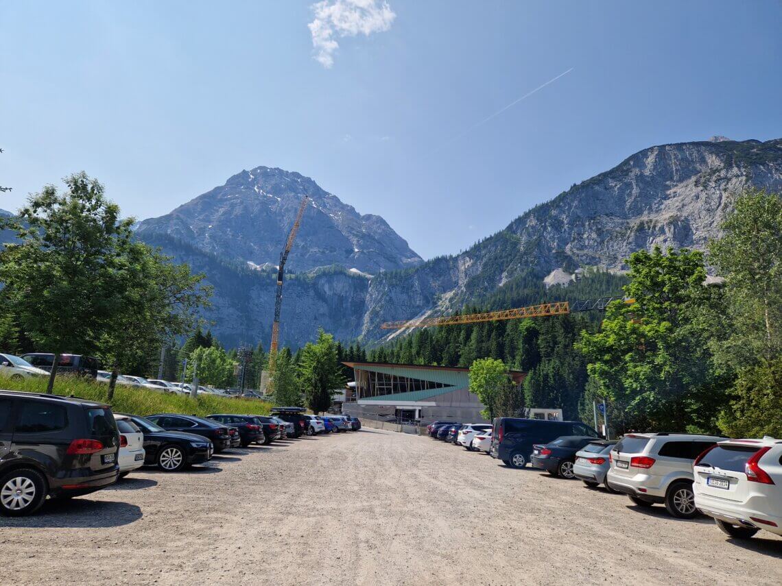 We starten onze twee-daagse huttentocht naar de Coburgerhütte vanaf het dalstation van de Ehrwalder Almbahn.