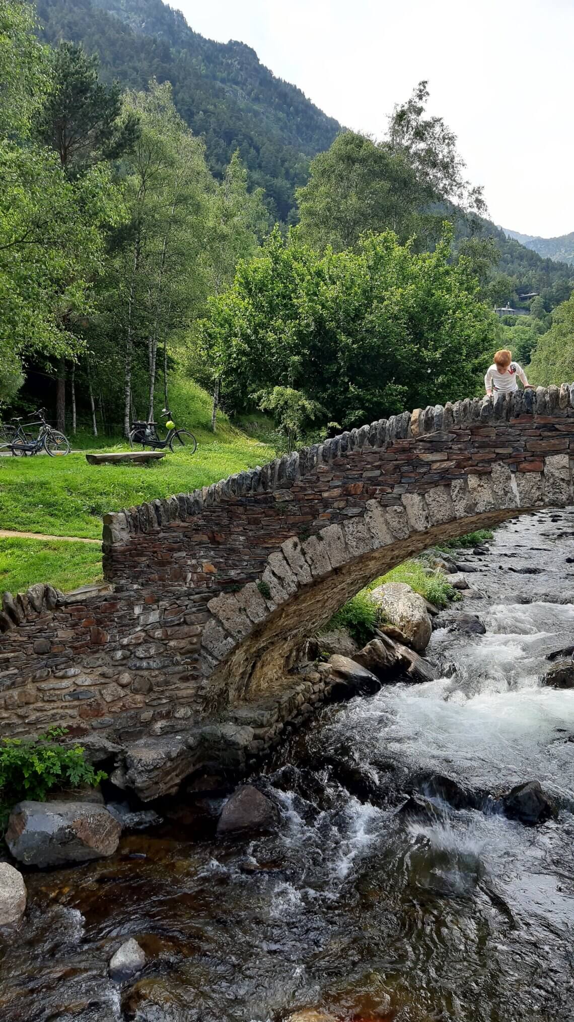 We komen uit bij deze mooie brug.