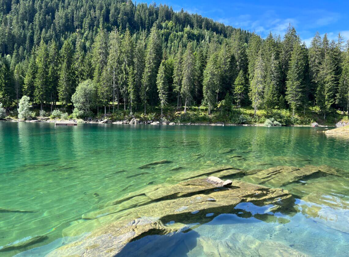 De Caumasee is prachtig verscholen in de Flimse bossen en het water zo helder!