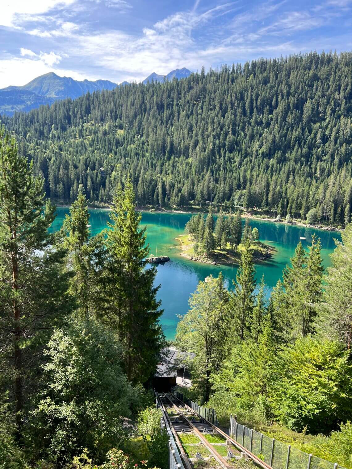 Vanaf de lift zien we de Caumasee al liggen.