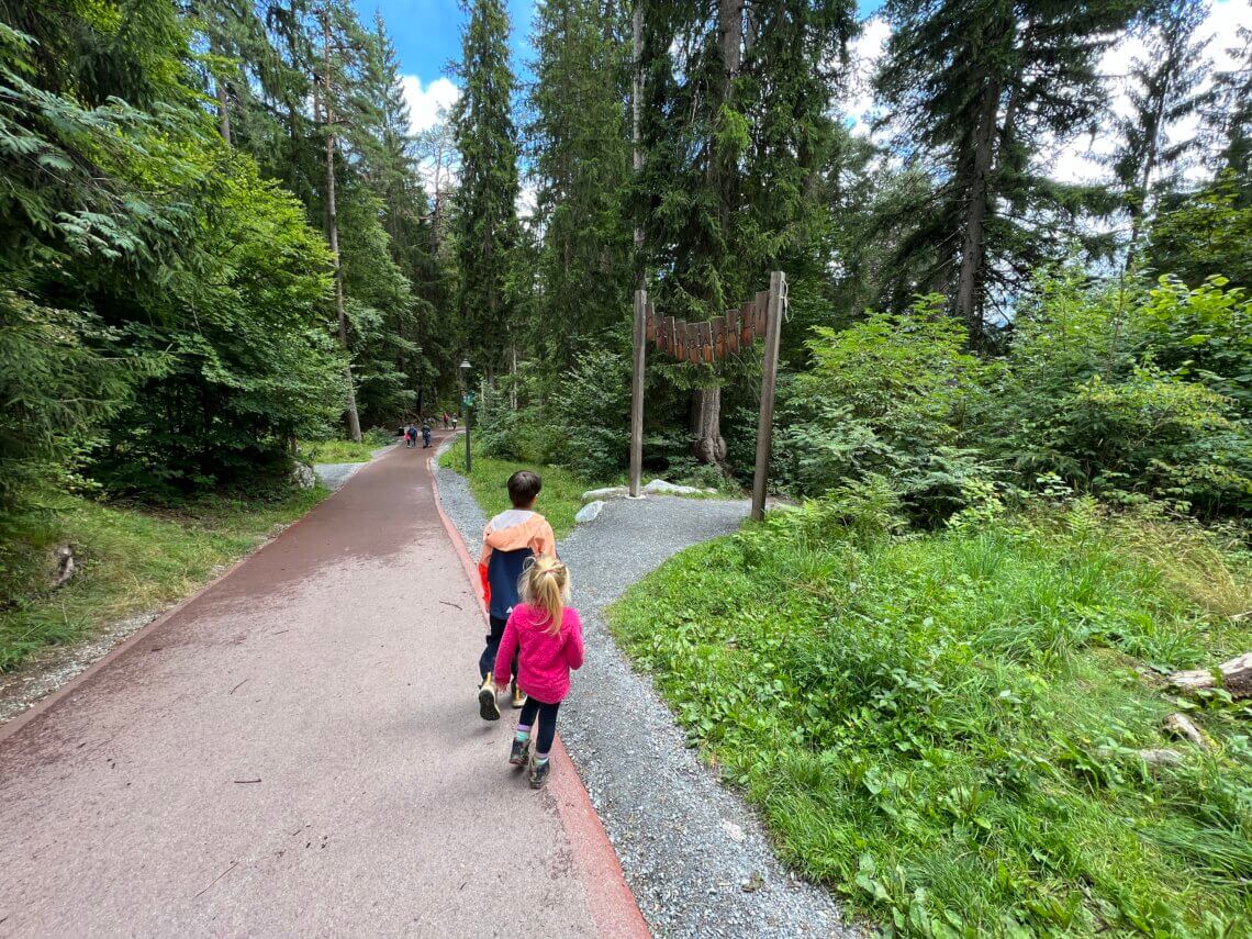 We wandelen vanaf de parkeerplaats via de Connbächli naar de Caumasee toe. 