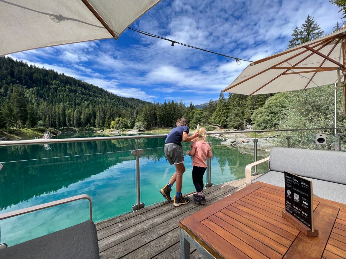 Bij de Caumasee zit een restaurant met prachtig terras aan het water.