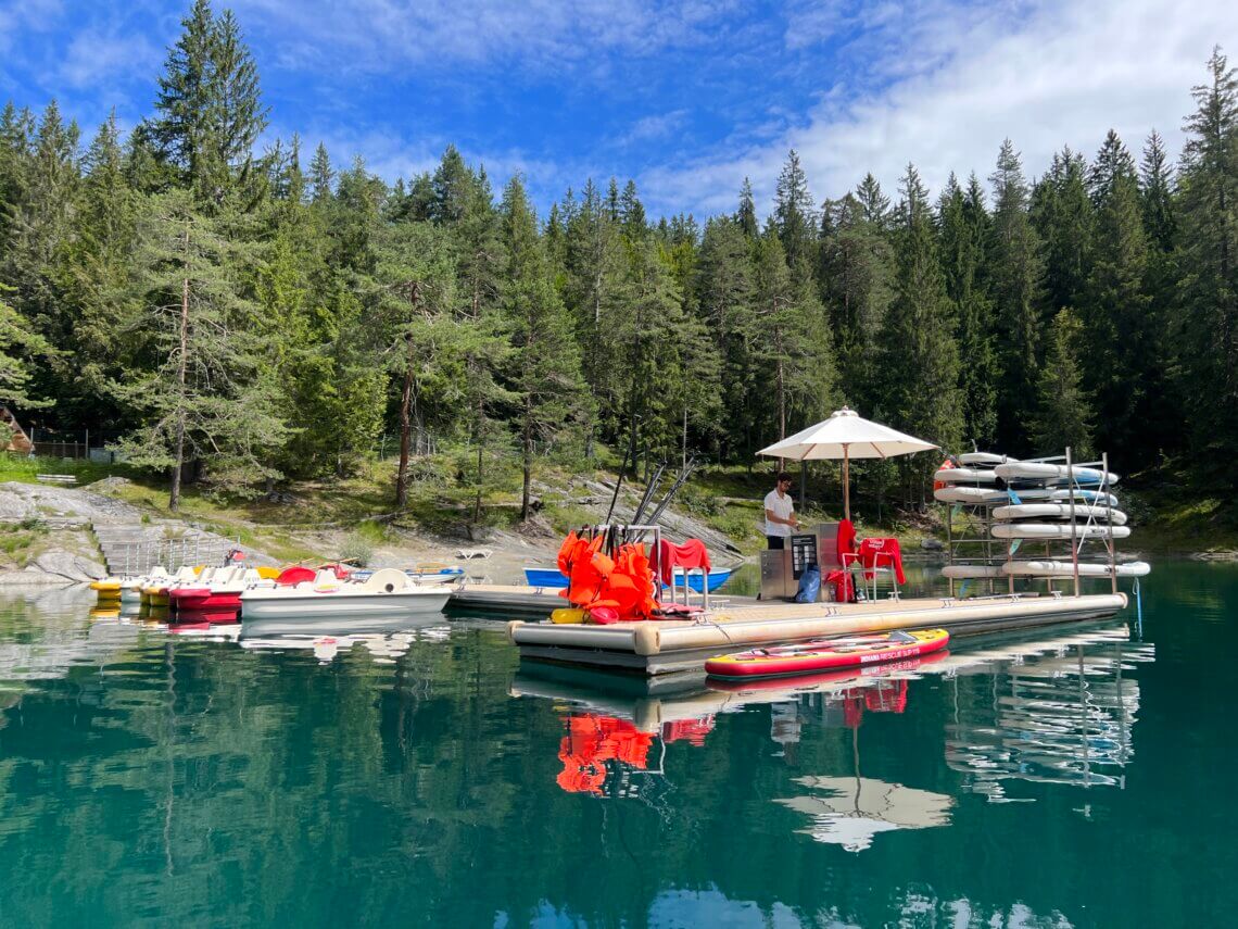 Aanrader bij de Caumasee is een bootje of waterfiets huren.