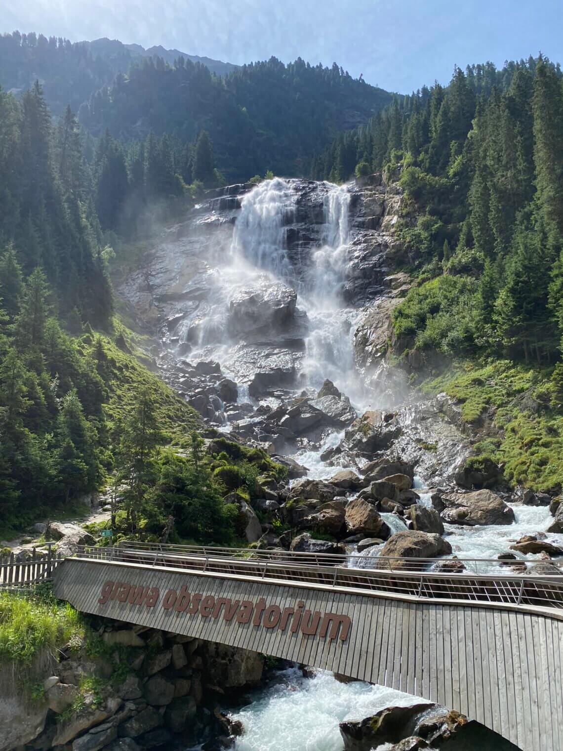 Grawa observatorium; een groot platform onderaan de waterval met verschillende ligbanken 