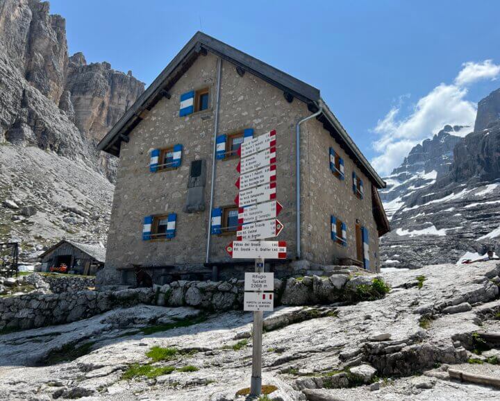 Een prachtige dagwandeling vanuit Madonna de Campiglio is naar de Tucketthütte.