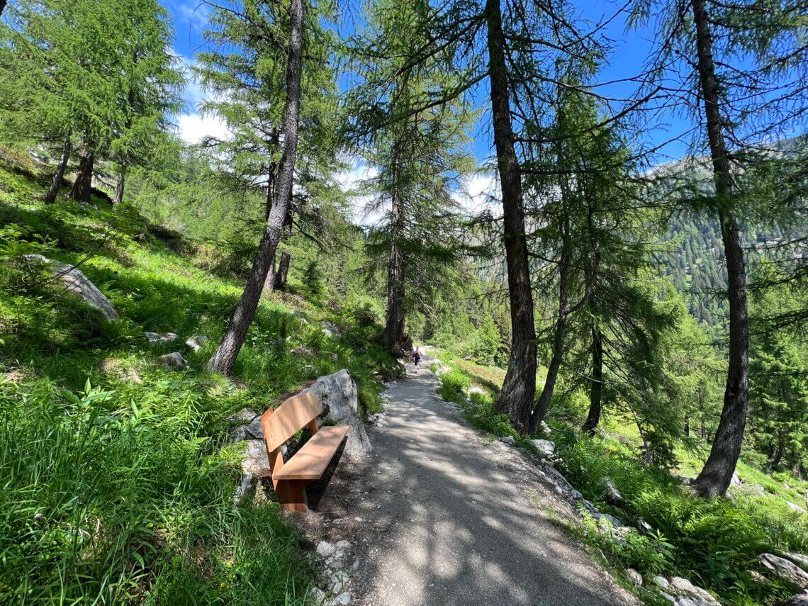 De wandeling naar Lago Nambino is heel afwisselend én wandelwagenproof.