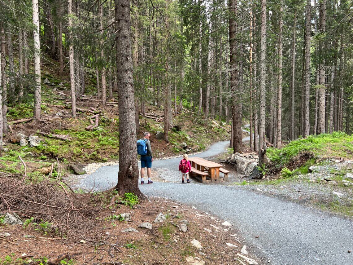 Na zo'n 10 minuten wandelen zien we al een mooie picknickplek.