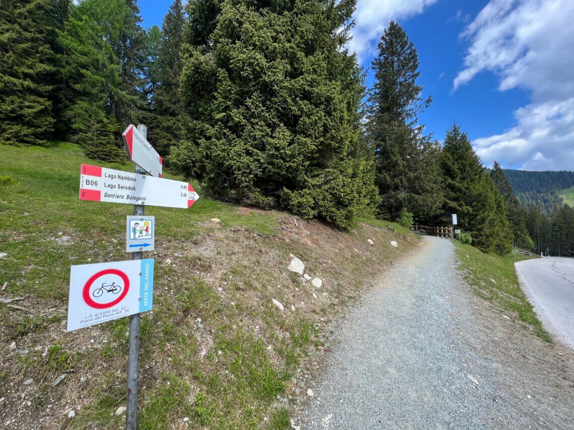 Het is zo'n 45 minuten wandelen en het wandelpad is verboden voor fietsers.