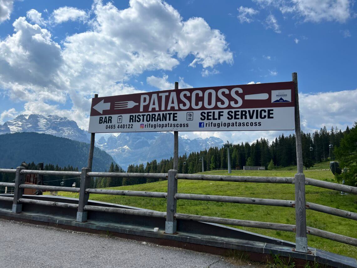 De wandeling naar Lago Nambino start bij de parkeerplaats van Patacross.