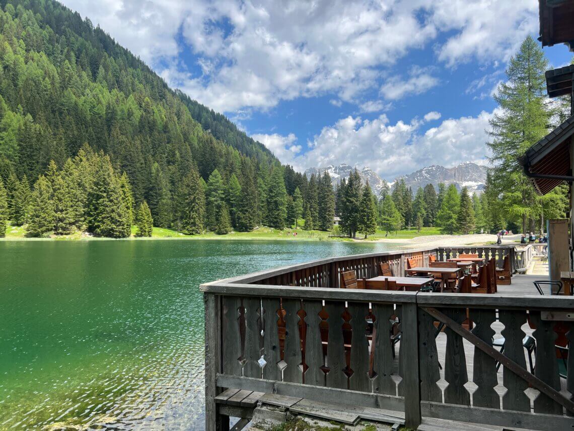 De Rifugio Lago Bambino heeft een prachtig terras aan het water.