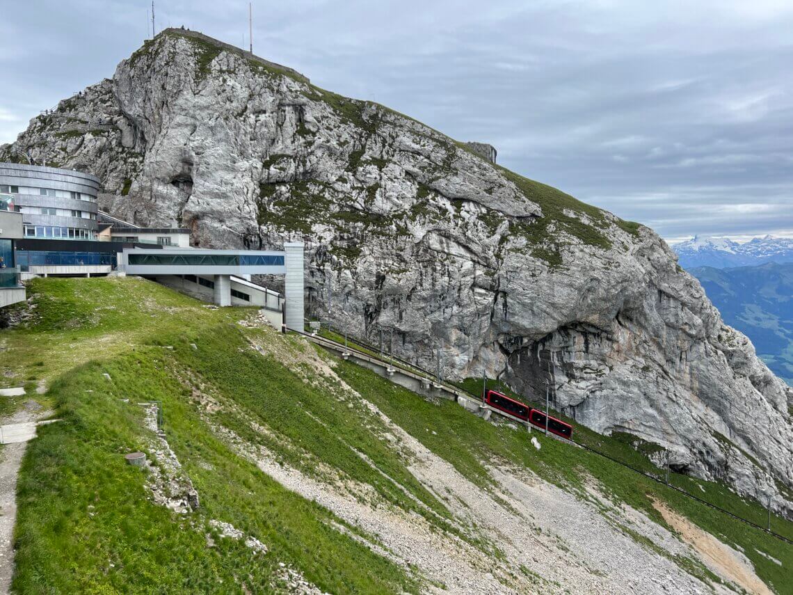 Op de top van Pilatus Kulm, in de verte zie je het volgende treintje aankomen.