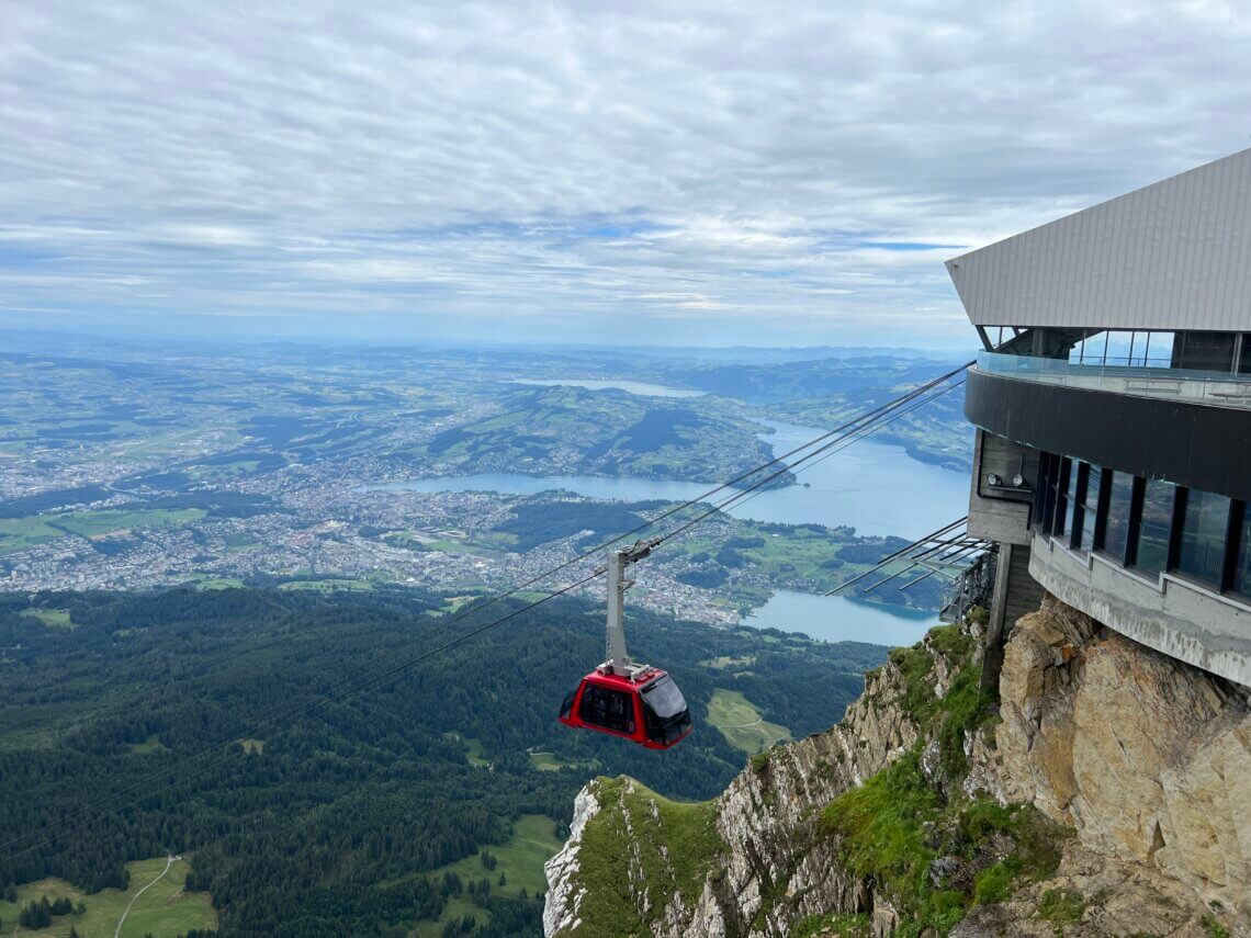 Vanaf Pilatus Kulm gaan we met deze grote gondel naar Fräkmüntegg.