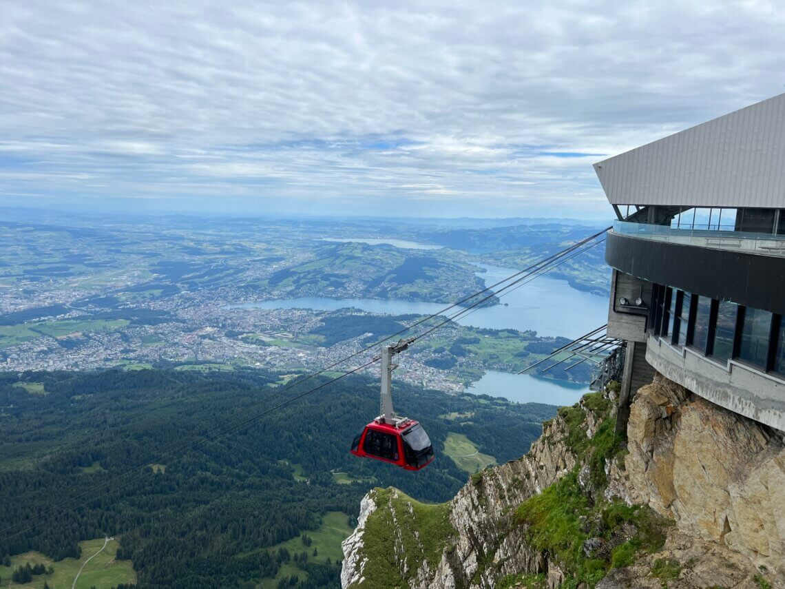 Vanaf Pilatus Kulm gaan we met deze grote gondel naar Fräkmüntegg.