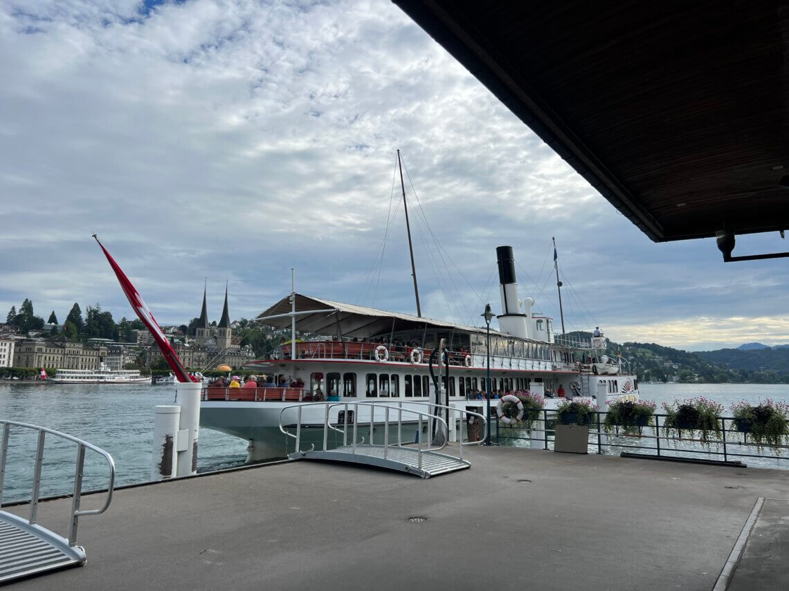 We starten onze Pilatus Golden Round Trip in Luzern, met de boot naar Alpnachstad.