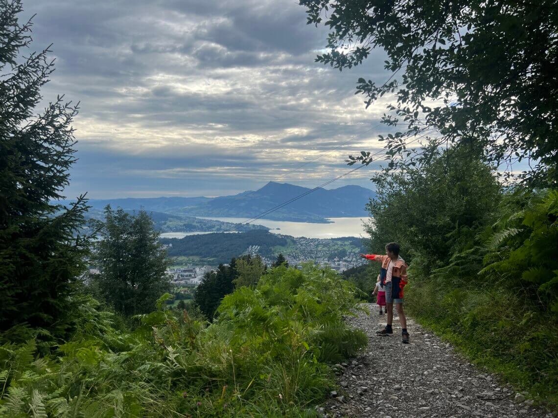 We lopen vanaf Krienseregg naar Kriens. Vroeg in de ochtend hebben we prachtig uitzicht op Luzern en het Vierwoudstedenmeer.