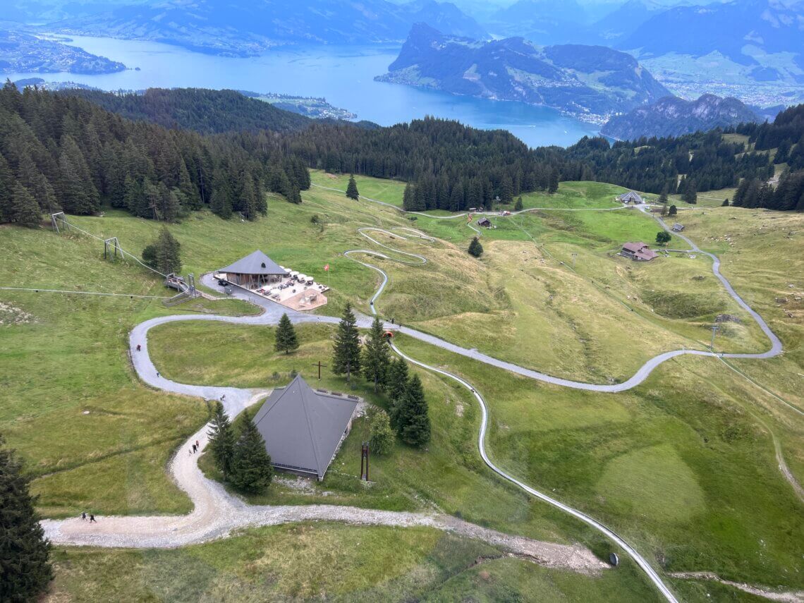 Vanuit de gondel zien we Fräkmüntegg al liggen.