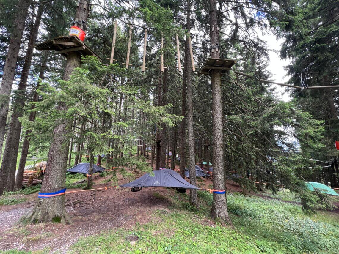 Je kunt bij Fräkmüntegg op de Pilatus ook uniek overnachten in een Treetent.