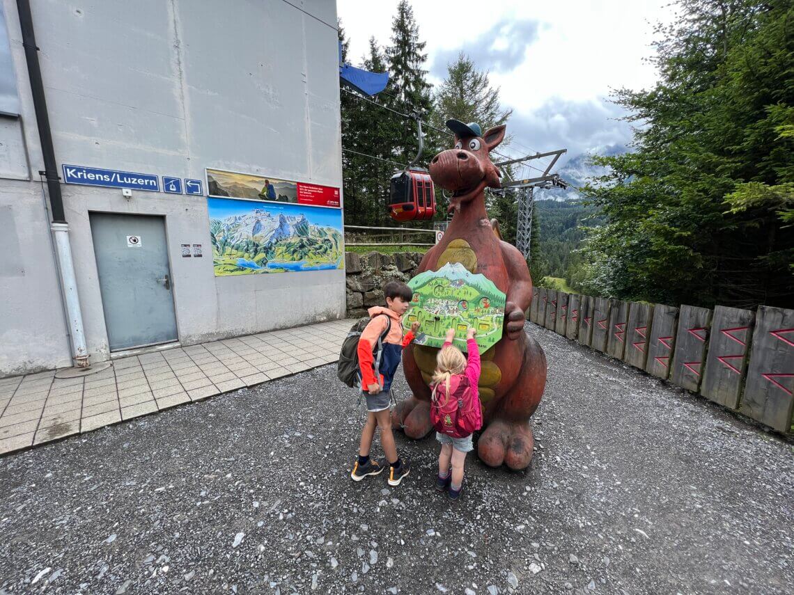 Als we de gondel uitstappen in Krienseregg zien we meteen al leuke activiteiten.