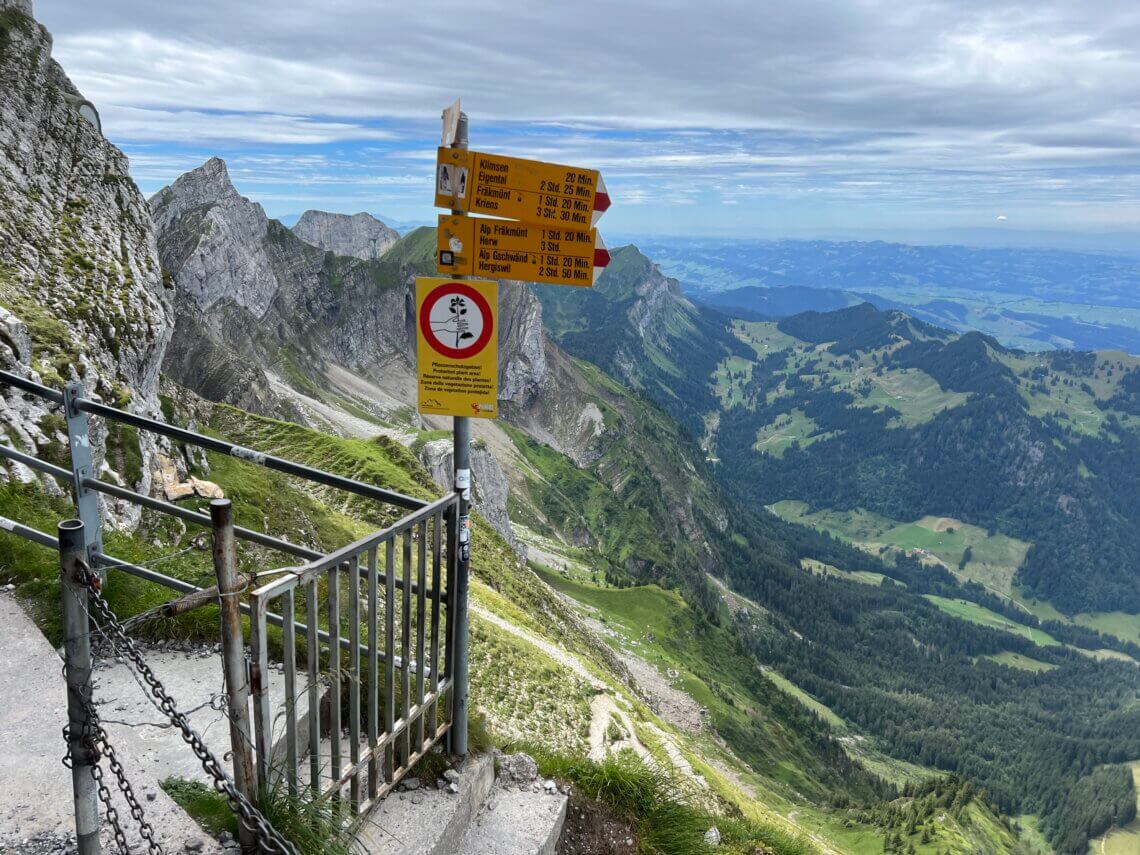 Je kunt vanaf Pilatus Kulm wandelen naar Fräkmüntegg maar het is een moeilijke route.