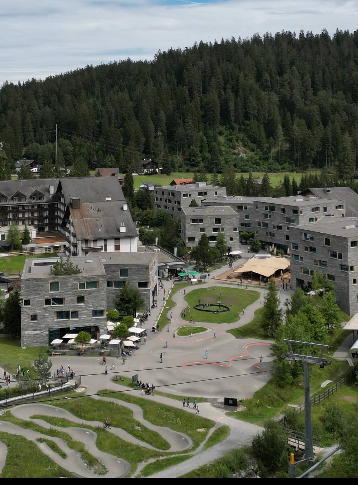 Het Rocksresort LAAX met de verschillende gebouwen en in het midden de speelplaats.