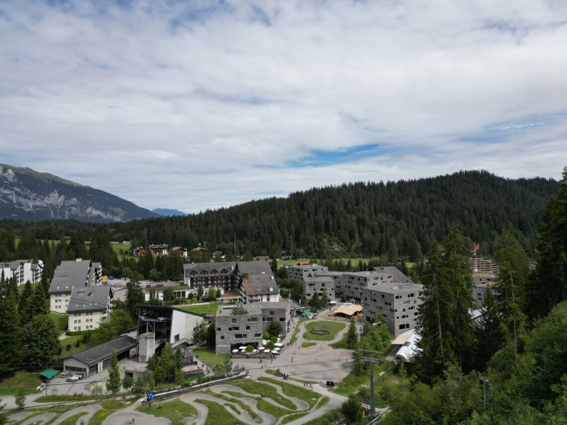 Het Rocksresort LAAX met de verschillende gebouwen en in het midden de speelplaats.
