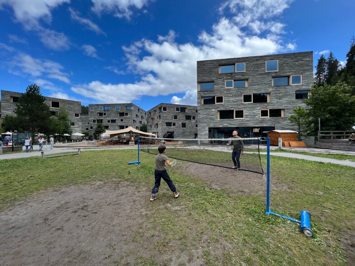 Alle appartementen gebouwen liggen rondom het speelplein, met bikeparcours, badmintonveld, voetbalveld en meer.