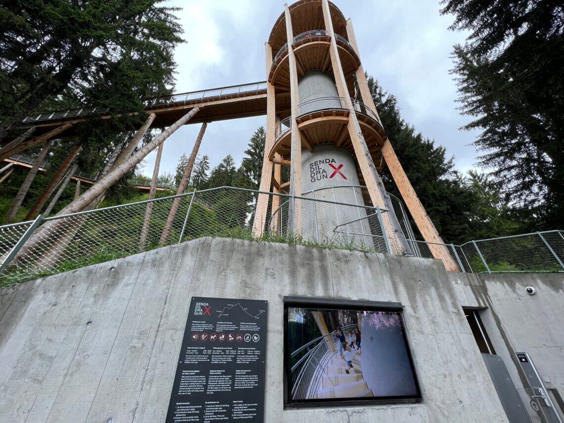 De Senda di Dragun is een ruim 1,5 kilometer lang boomtoppenpad in Zwitserland.