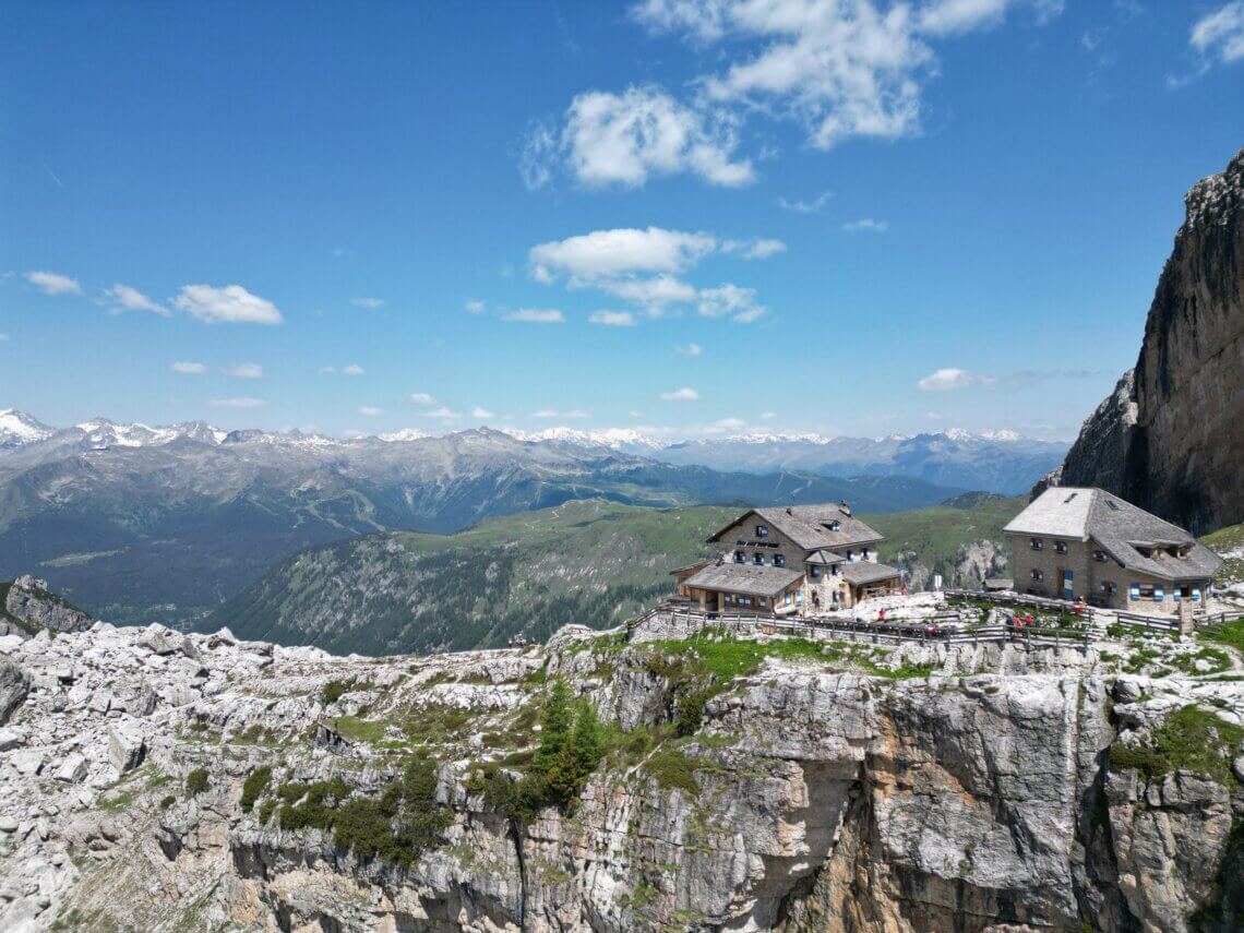 De Tucketthütte is prachtig gelegen in het Brenta-gebergte. 