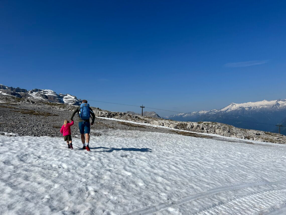 Startpunt van de wandeling naar de Tucketthütte is het bergstation van Grostè. Vanaf daar moeten we meteen sneeuwvelden over.