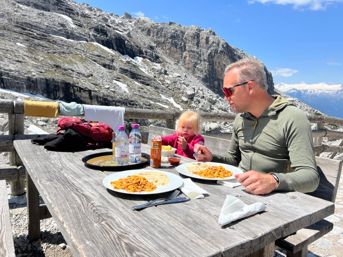 Heerlijk lunchen bij de Tucketthütte.