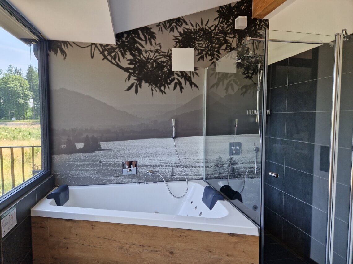 Ons huisje heeft een prachtige luxe badkamer met bubbelbad en finse sauna.