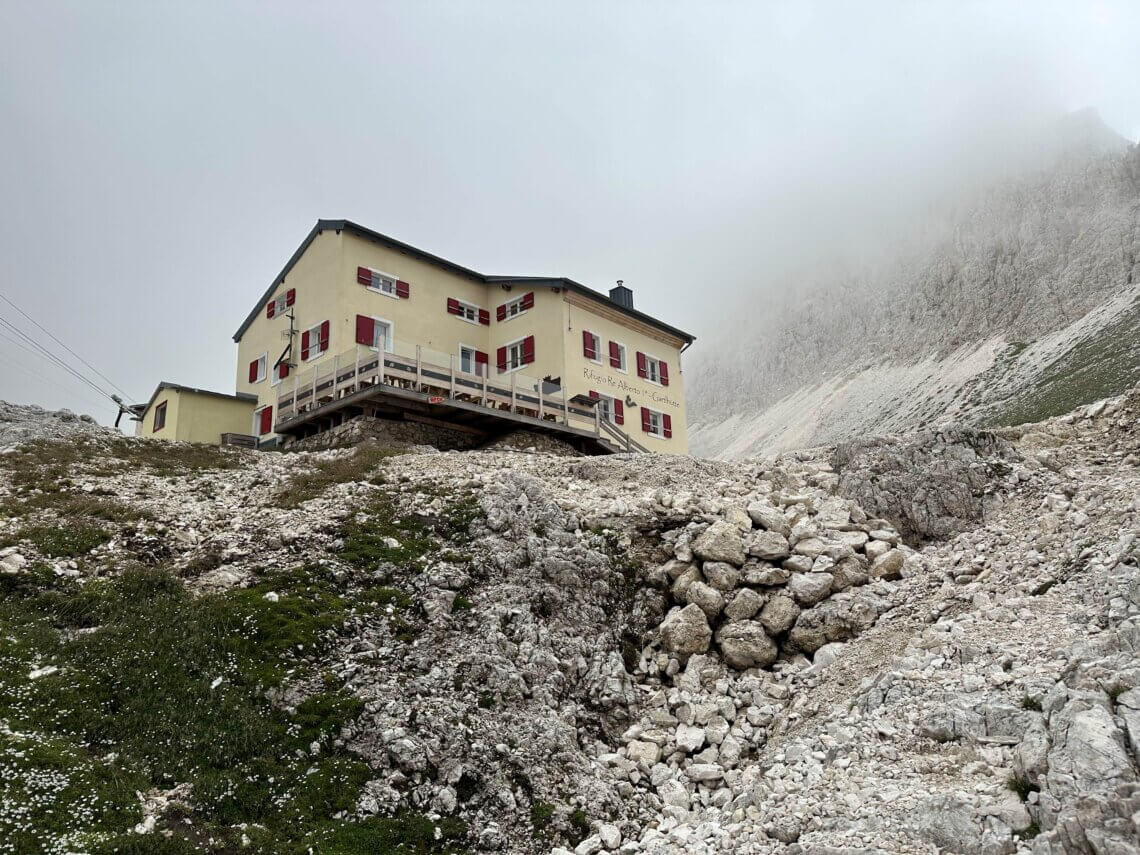 We hebben het gehaald! RIfugio Re Alberto ligt prachtig boven op de top van deze klim.