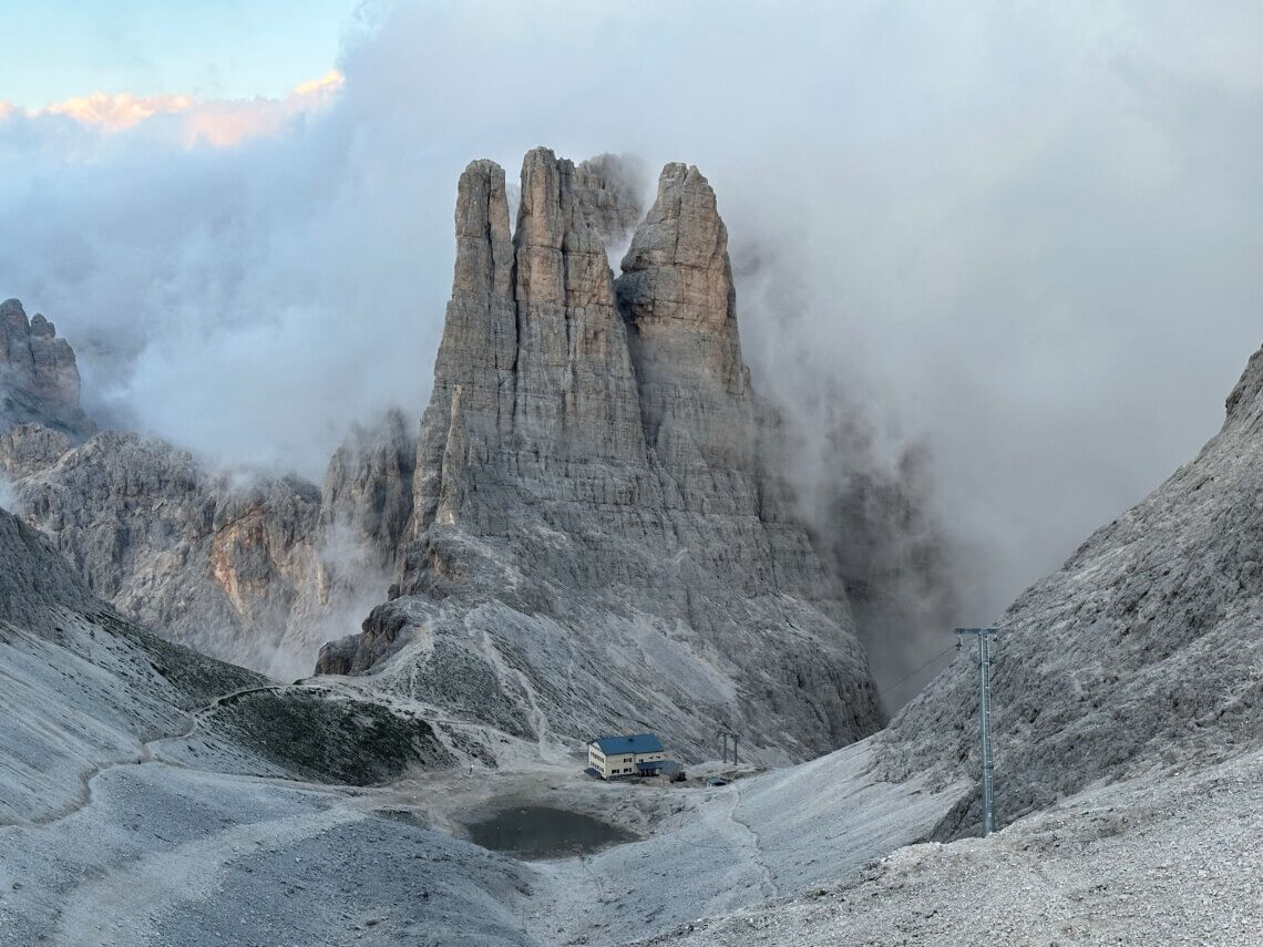 We hebben het gehaald! RIfugio Re Alberto ligt prachtig boven op de top van deze klim.