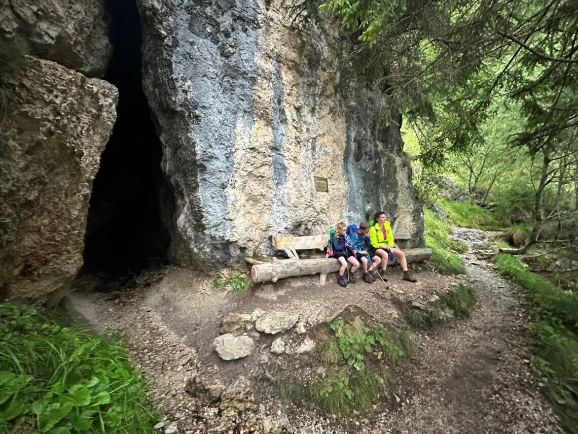 De Tschetterloch, een grot met een mooi houten bankje waar we even wat drinken. We moeten even wennen aan het omhoog lopen. 
