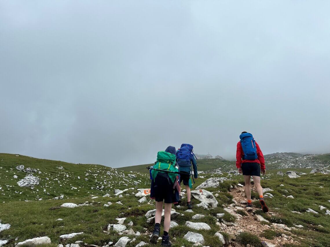 Hij is nog klein, maar in de verte, verschijnt achter de wolken het Schlernhaus.