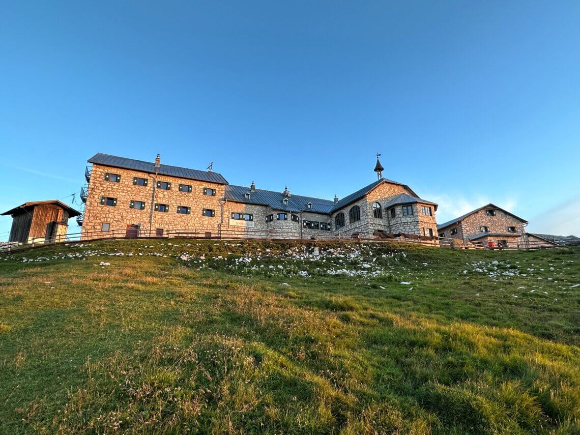 De volgende ochtend, bij zonsopkomst ziet het Schlernhaus er sprookjesachtig uit.