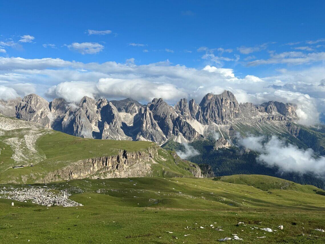 De wolken zijn weg en we hebben nu pas door waar we zijn! Wat een uitzicht over deze prachtige bergen