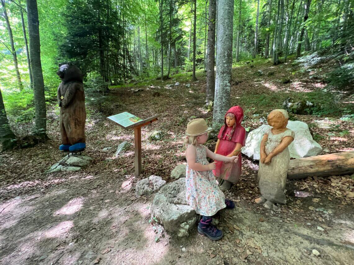 Le Fiabe nel bosco, een sprookjeswandeling met houten sculpturen onderweg.