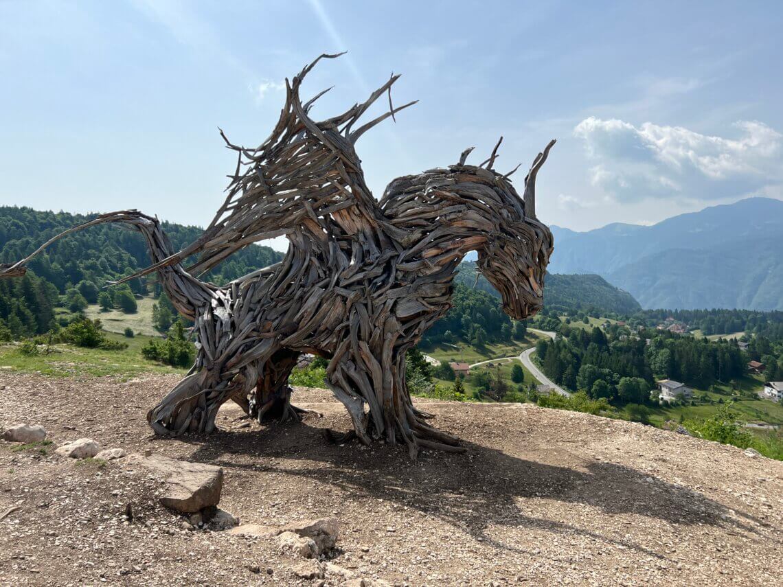 De Drago di Vaia was een prachtig kunstwerk in Alpe Cimbra maar recentelijk in vlammen opgegaan.