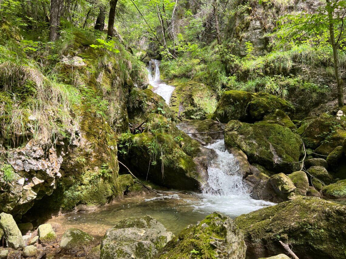 We steken de rivier nog over en lopen naar de waterval.