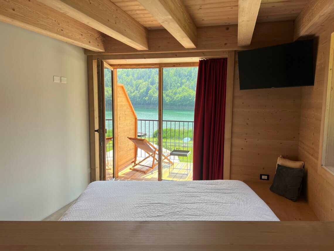 Vanaf je bed heb je prachtig uitzicht op het meer van Lavarone.