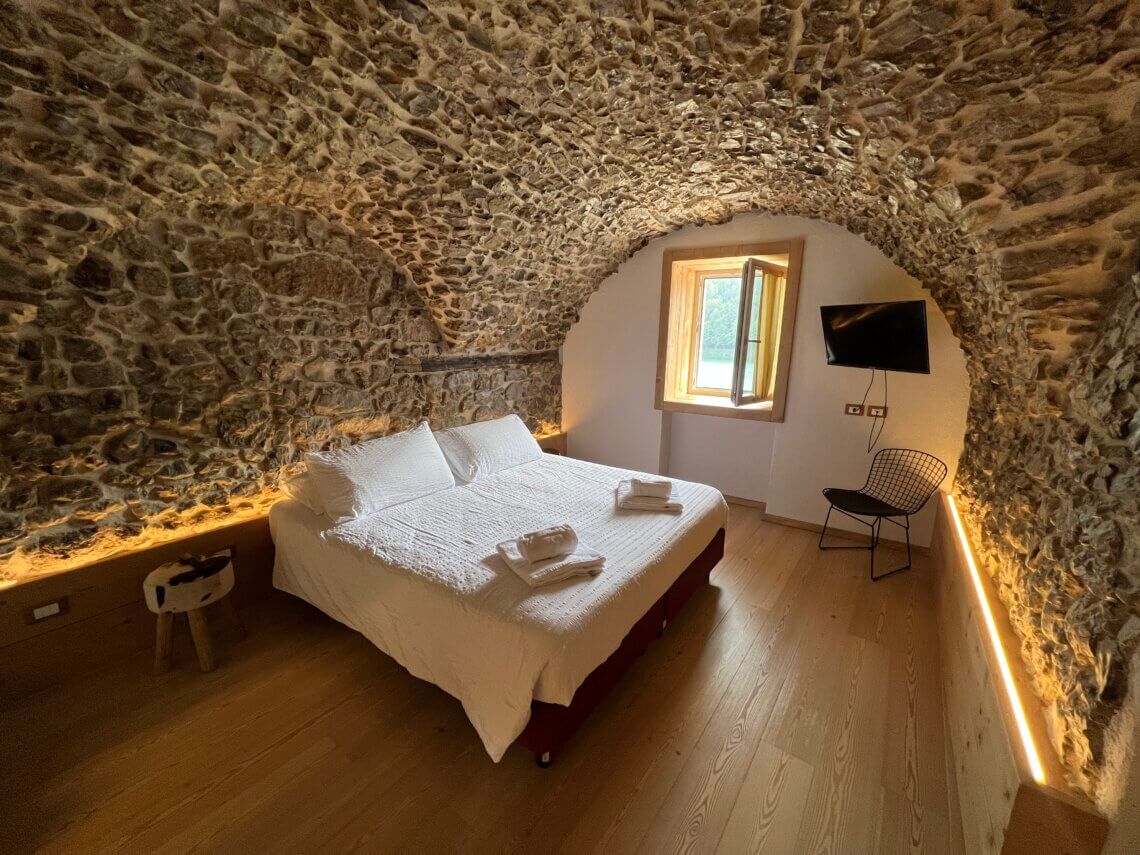 Een andere kamer, zonder balkon maar wel met originele gewelven.