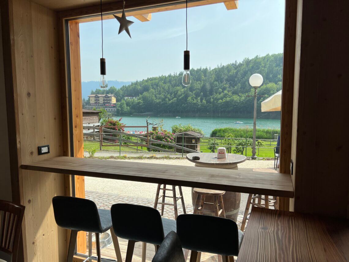 Ook vanuit de bar en restaurant heb je prachtig uitzicht op het meer.