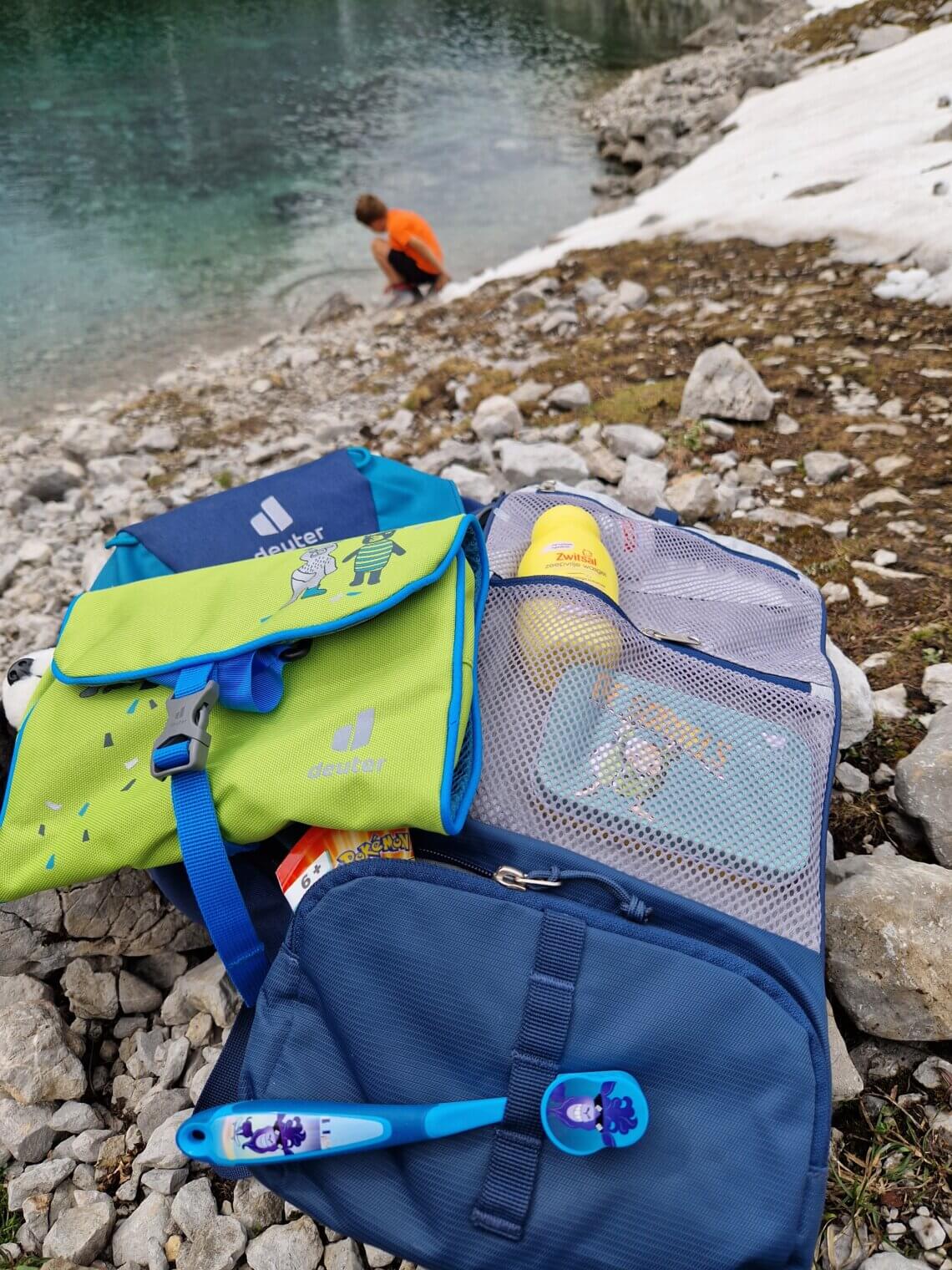 De Deuter wash bag kids is ideaal voor op reis in de bergen.