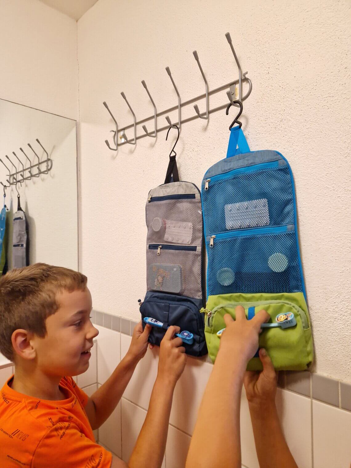 In kleine badkamers hang je je wash bag zo op, ideaal want zo blijft hij ook netjes.