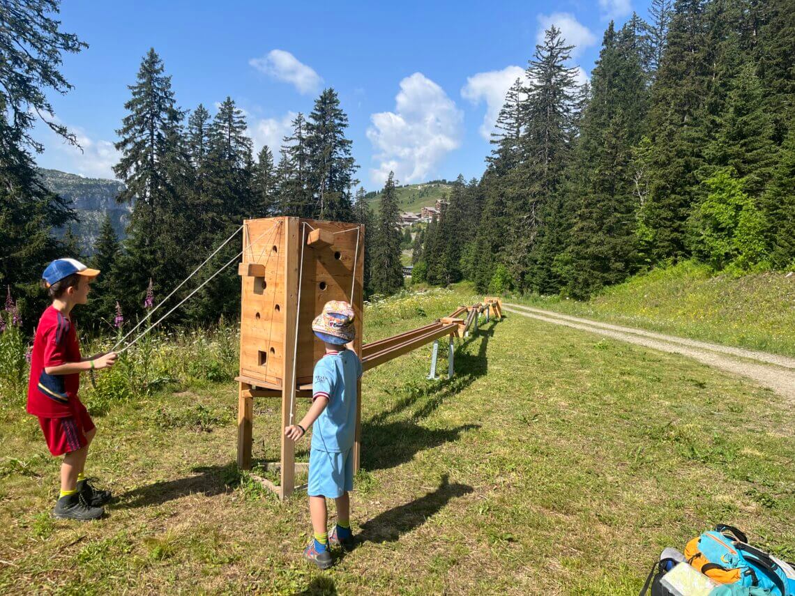 Knikkerbaan op de route van het resort naar het centrum van Flaine 